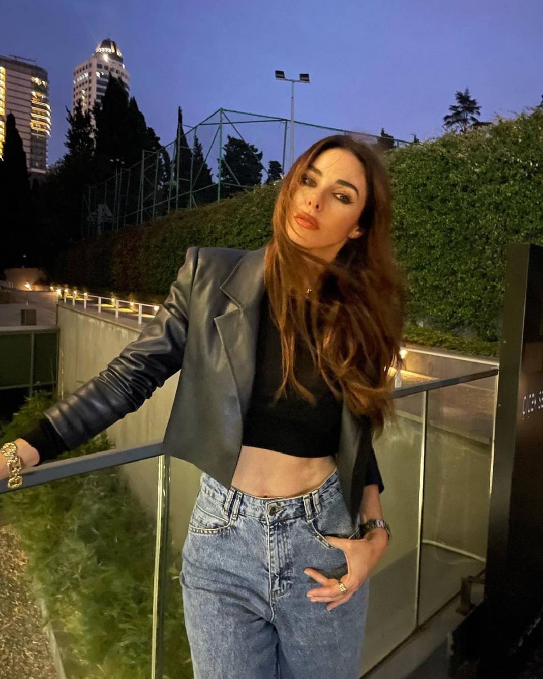 Defne Samyeli kıyafetiyle takipçilerinin diline düştü! O detay anında ortaya çıktı 32